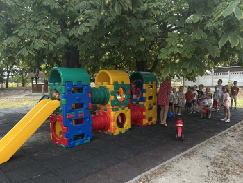 Új rotikommal bővült az udvari játékpark