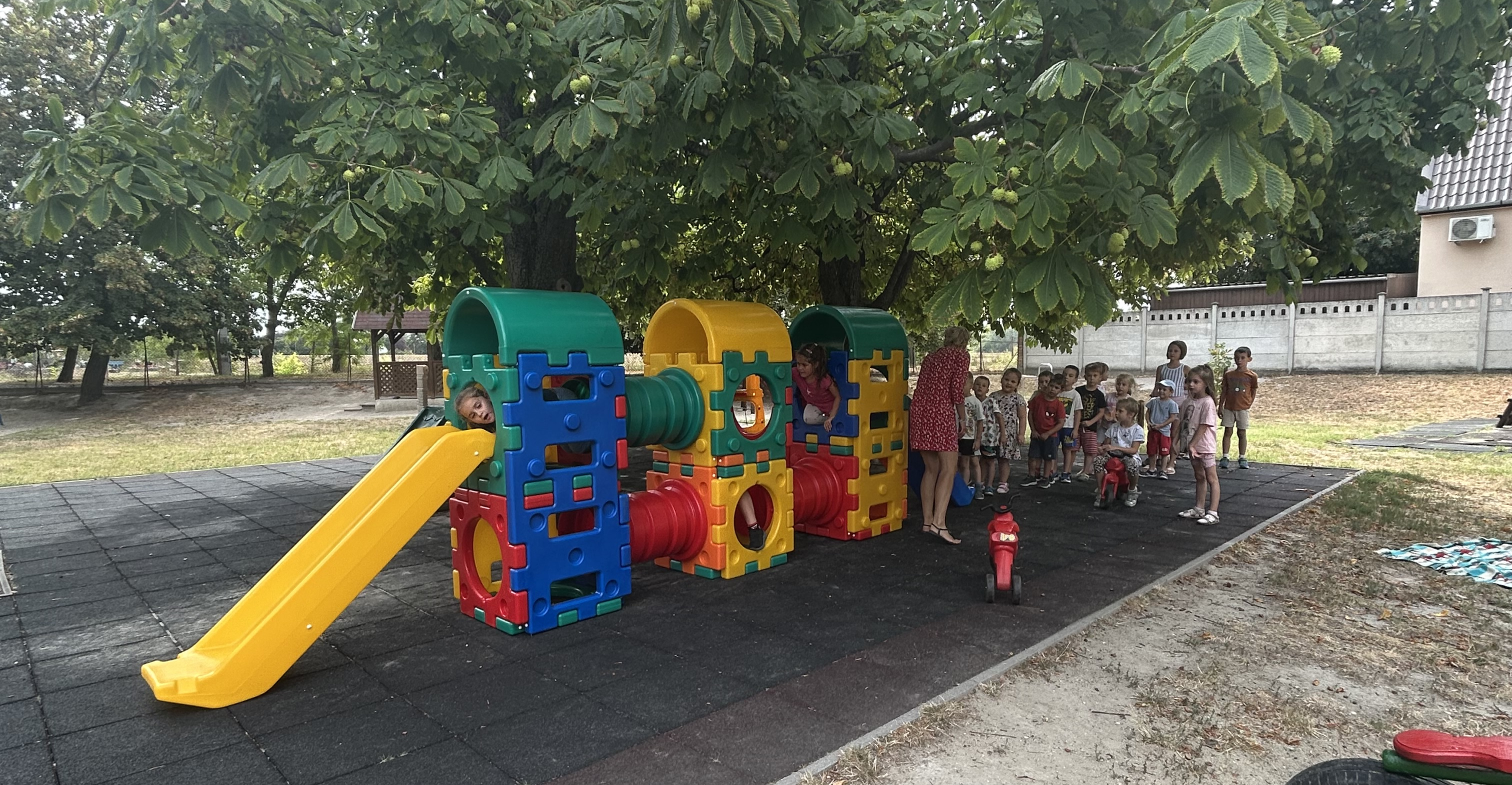Új rotikommal bővült az udvari játékpark